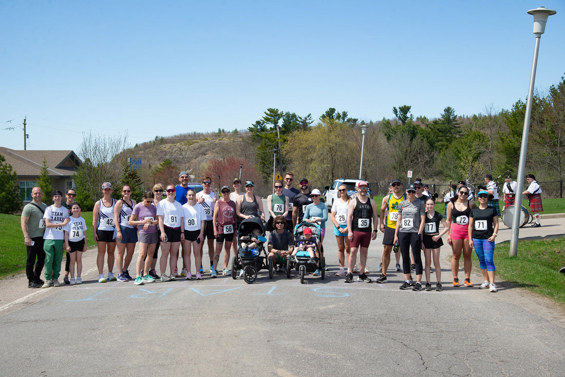 30 smiling runners on the start line of the 2025 RUN for hospice 5km