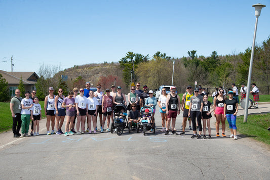 30 smiling runners on the start line of the 2025 RUN for hospice 5km